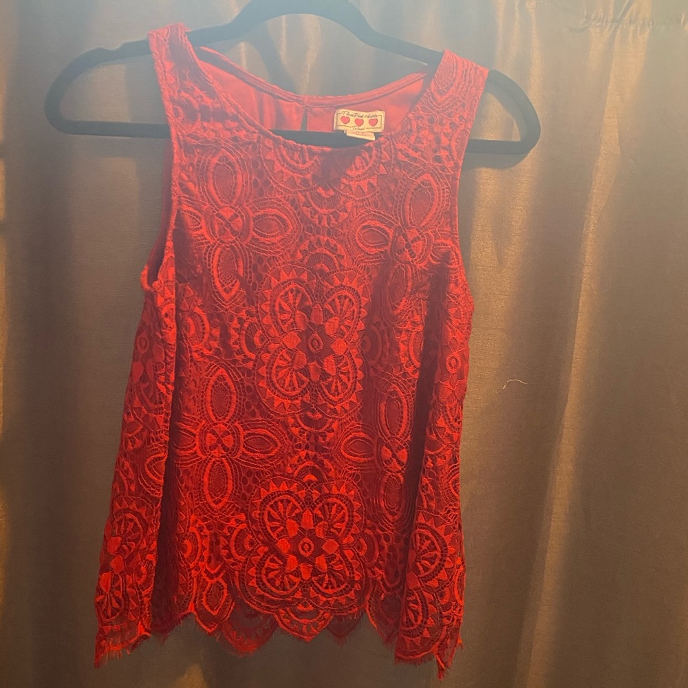 Red lacy tank, perfect for the holidays! 🎄 🎅🏼🎁